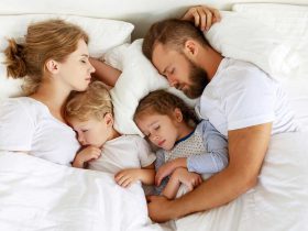خوابیدن کودک کنار والدین