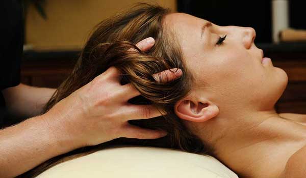 ماساژ دادن سر برای جلوگیری از ریزش مو