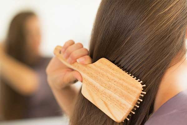 برس کردن مو برای جلوگیری از ریزش مو